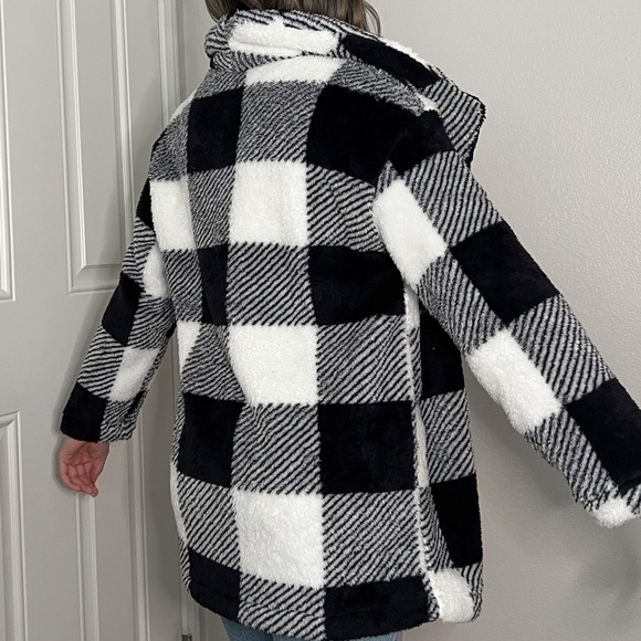 FINAL SALE black and white plaid shacket for fall, autumn, winter - Picture 4 of 10